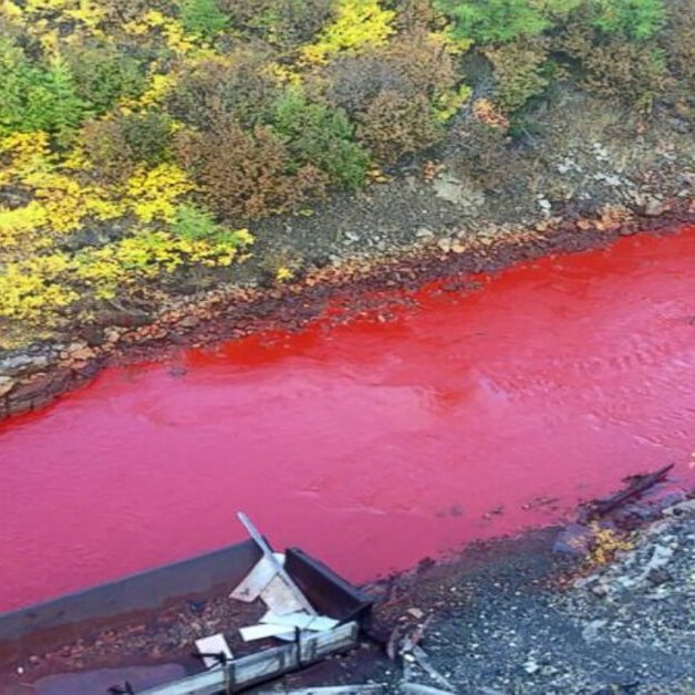 Река красненькая. Красная река в Кемерово. Красная река Далдыкан. Красненькая речка. Полноводная красная река.